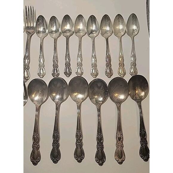 Vintage 1847 Rogers Bros HERITAGE Silver Plate Flatware Set 28 Pieces Post 1940 - Picture 5 of 6